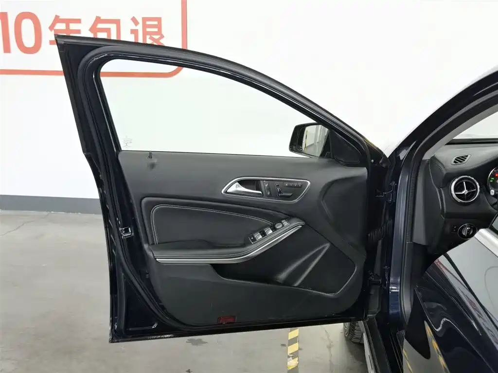 Mercedes-Benz GLA 2015 GLA 220 4MATIC Fashion Edition фото 8
