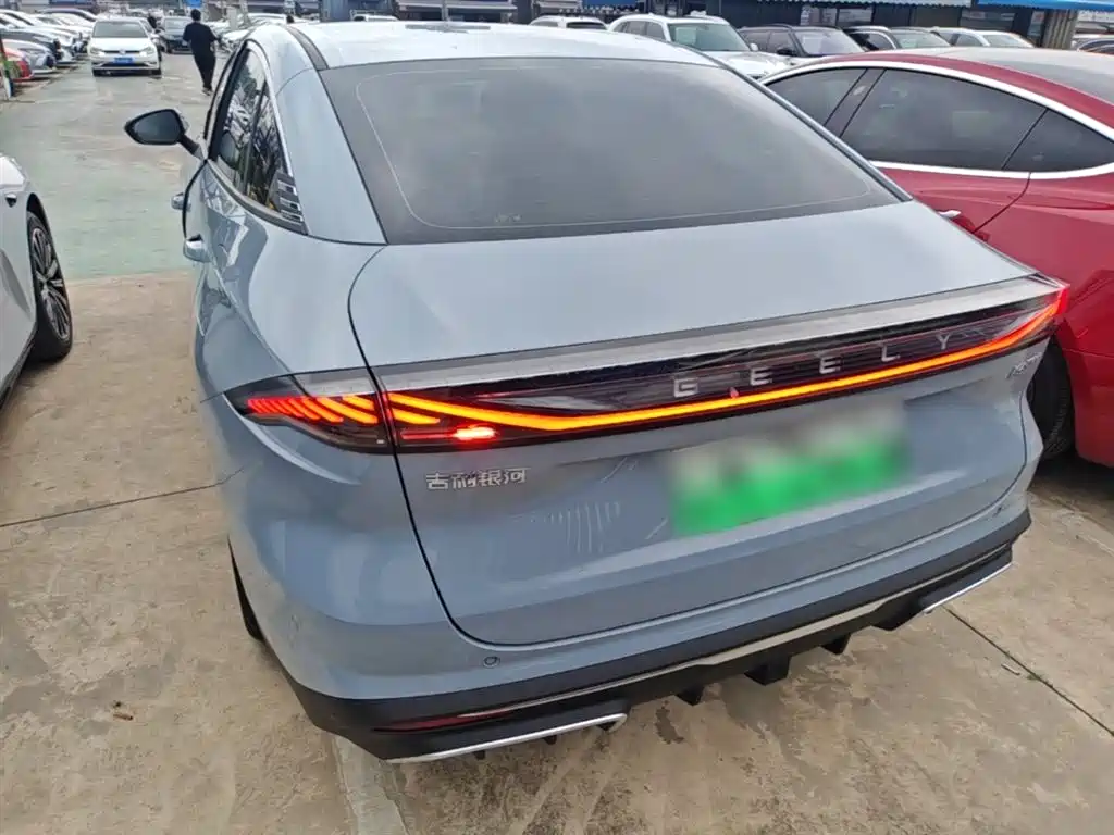 Geely Galaxy Galaxy L6 2025 EM-i 140km Explorer+ Edition фото 6