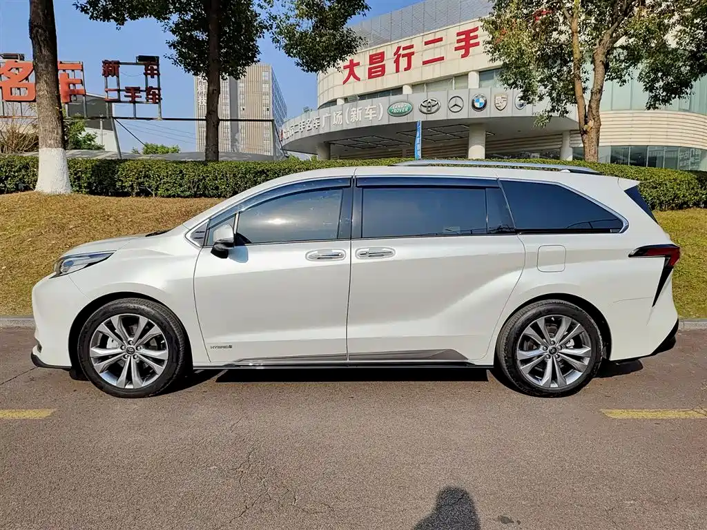 Toyota Sienna 2023 2.5L Hybrid Platinum Edition фото 3