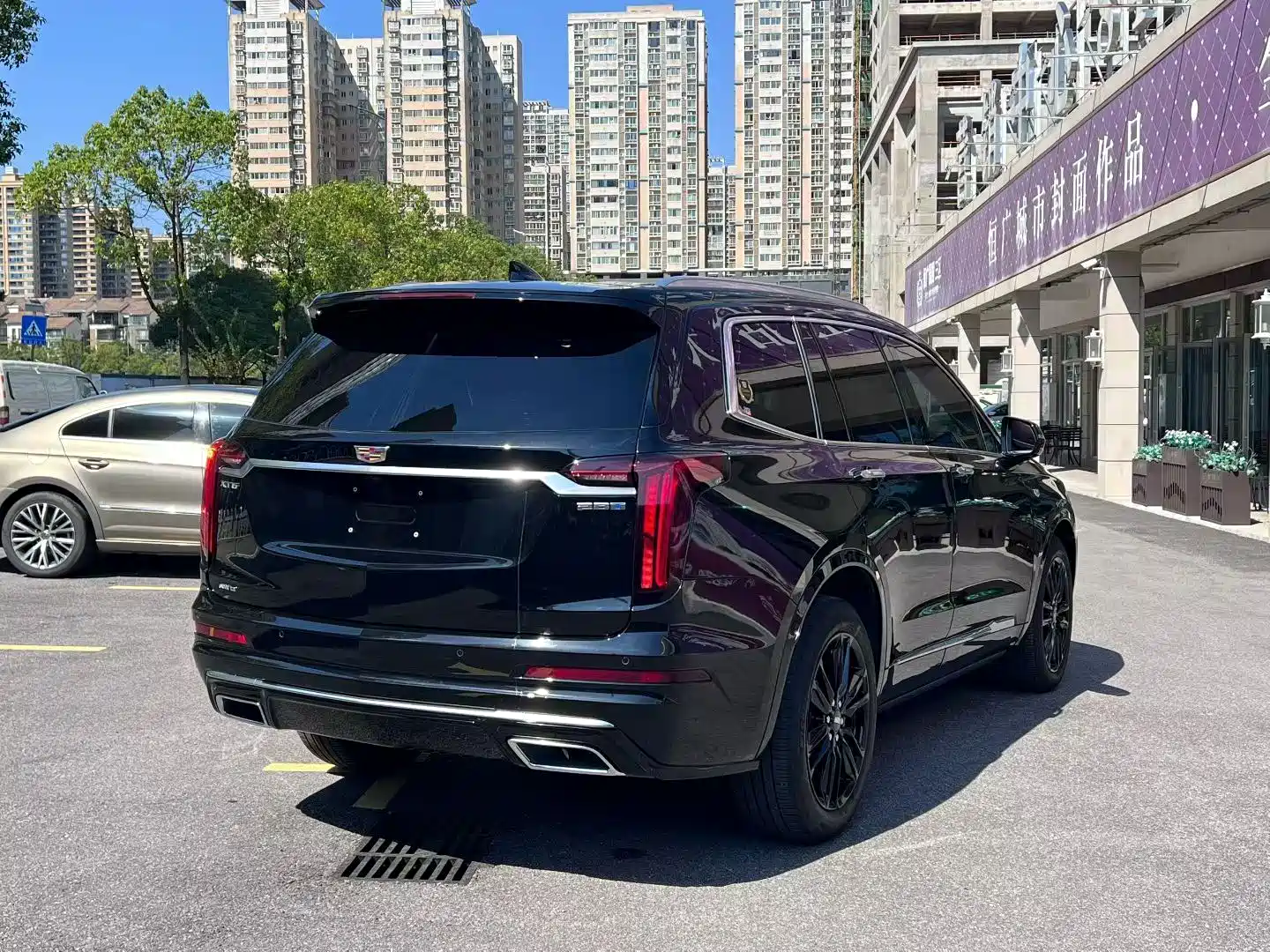 Photo 9 - Cadillac XT6