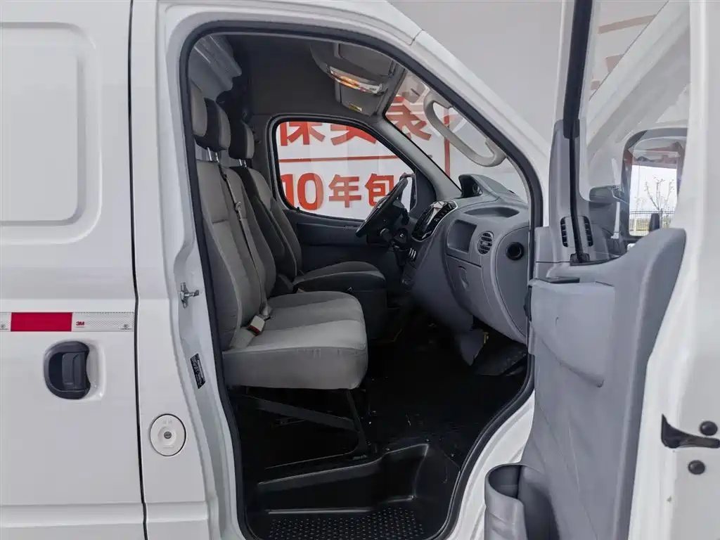 SAIC Maxus Xintu V80 2020 2.5T Manual Classic City Delivery King Short Wheelbase Medium Roof 2/3-seater фото 23