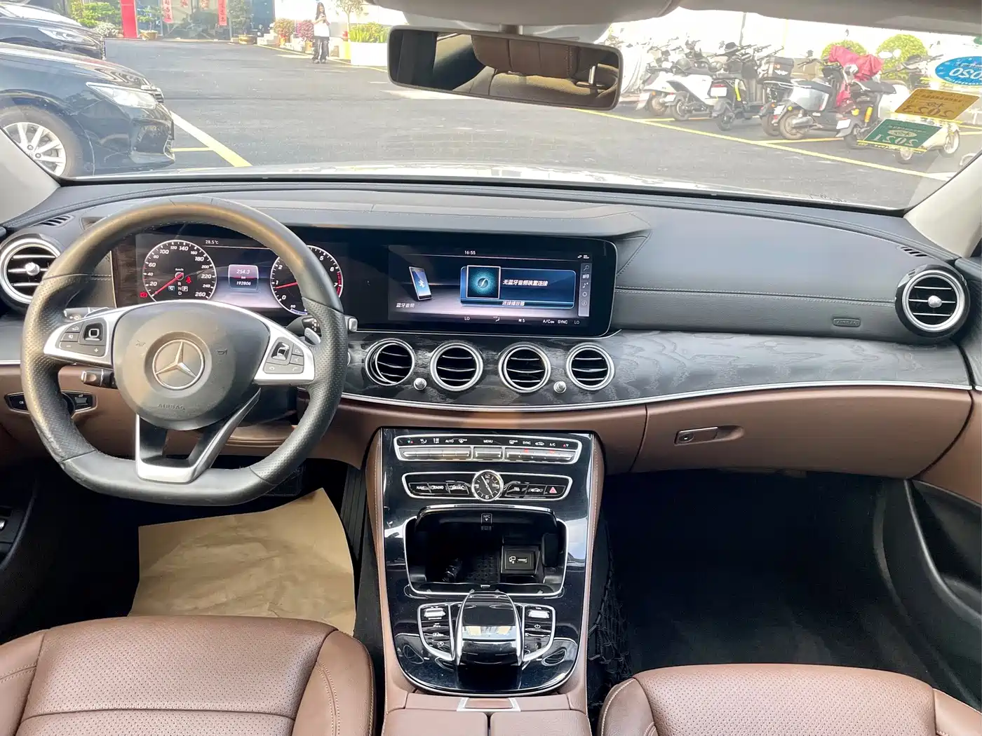 Фото 17 - Mercedes-Benz E-Class