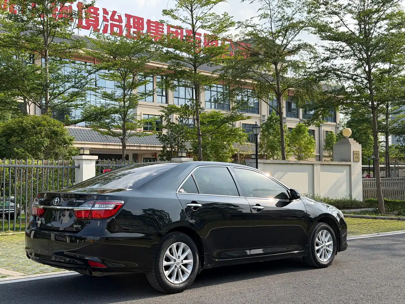 Toyota Camry 2016 2.0G 10th Anniversary Leading Edition фото 6