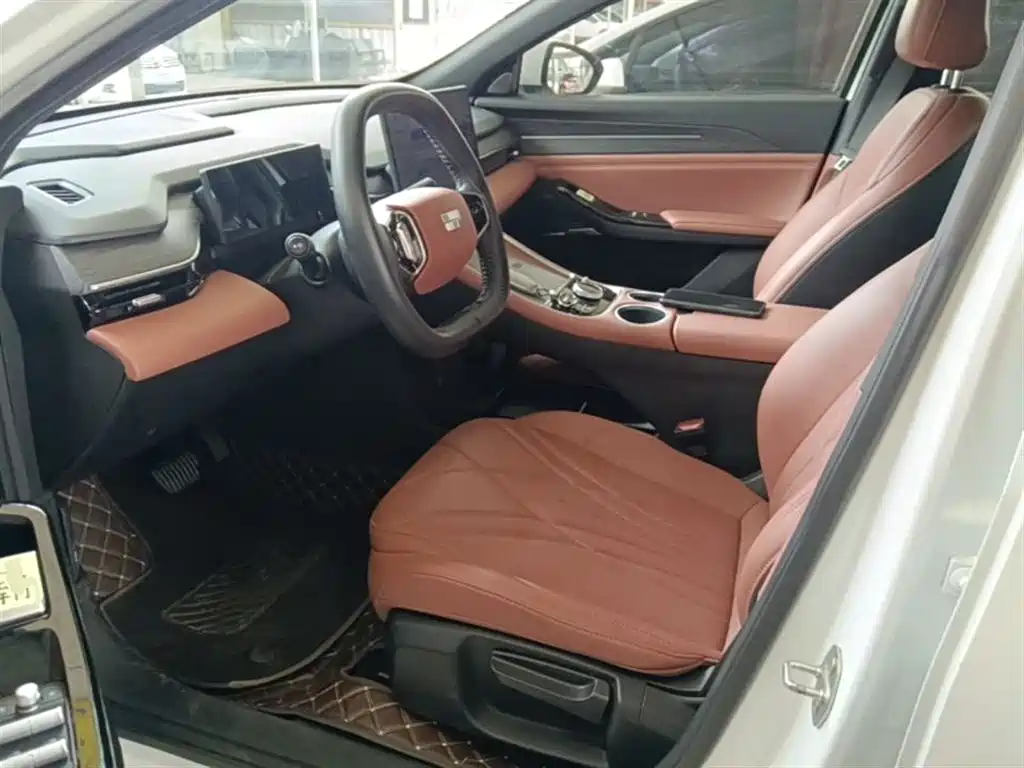 Geely Galaxy Galaxy L6 2025 EM-i 140km Voyage Edition фото 15
