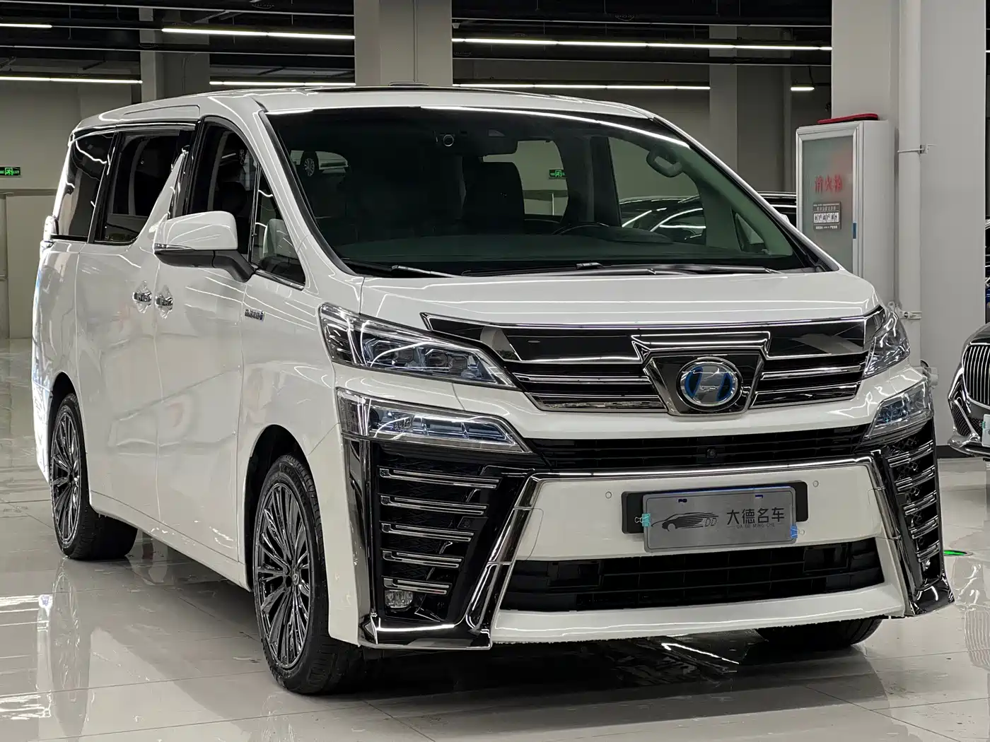Toyota Vellfire 2021 Crown Hybrid 2.5L HV Luxury Edition фото 3
