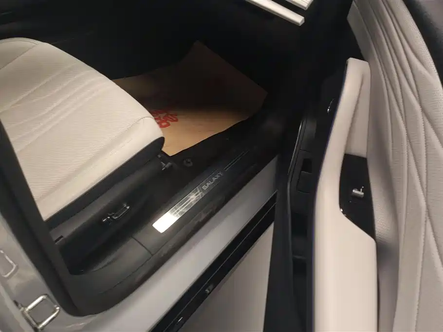 Geely Galaxy Galaxy E8 2024 665km RWD Starship Voyager Edition фото 8