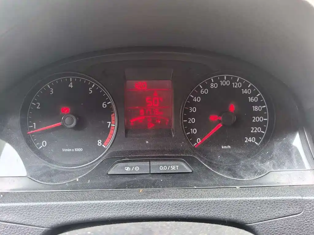 Volkswagen Santana 2013 1.6L Manual Luxury Edition фото 8