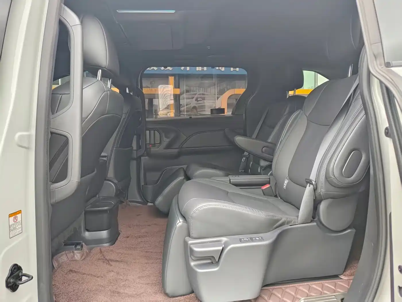 Toyota Sienna 2024 2.5L Hybrid 4WD Premium Edition фото 6