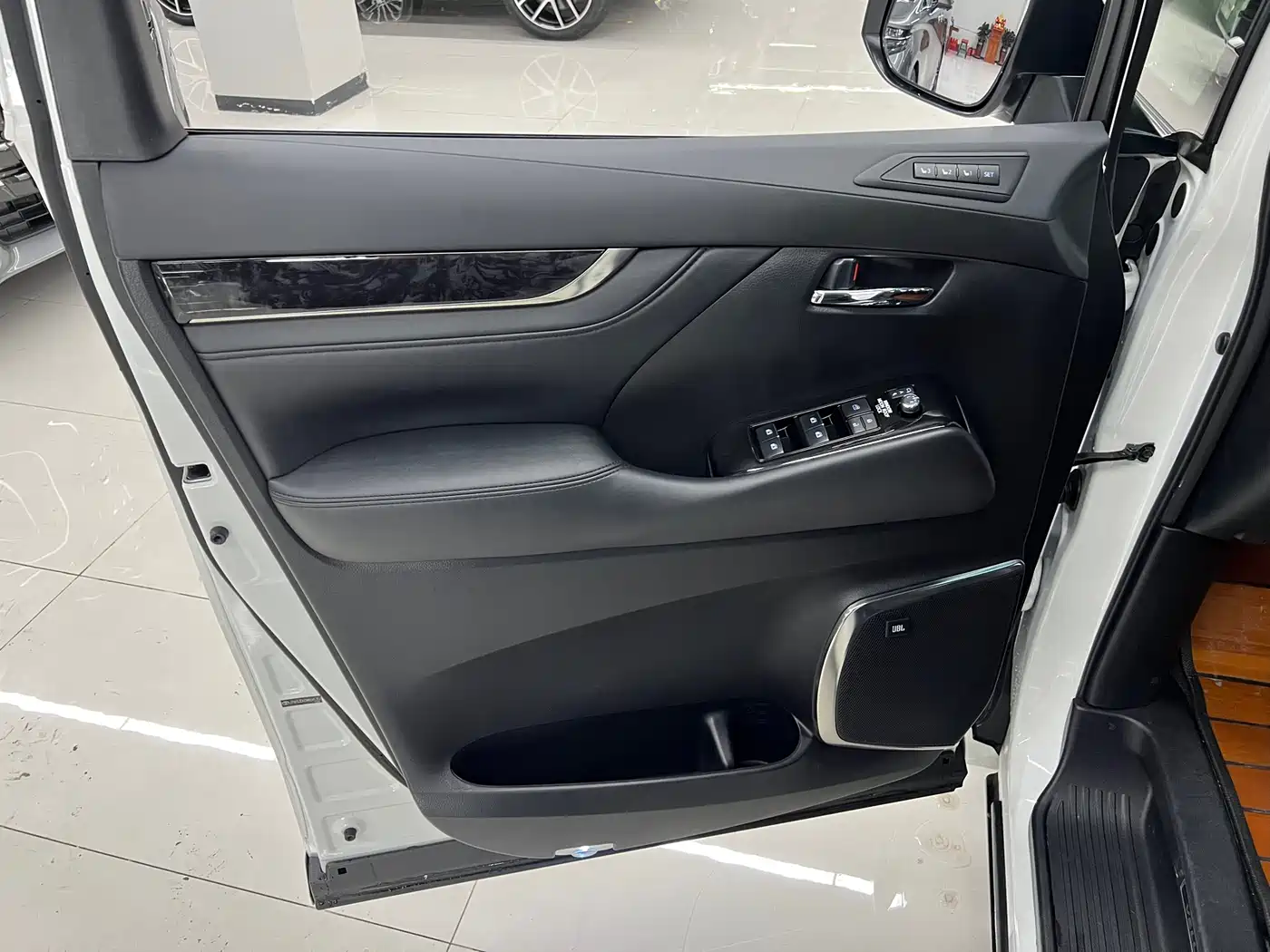 Toyota Vellfire 2021 Crown Hybrid 2.5L HV Luxury Edition фото 17