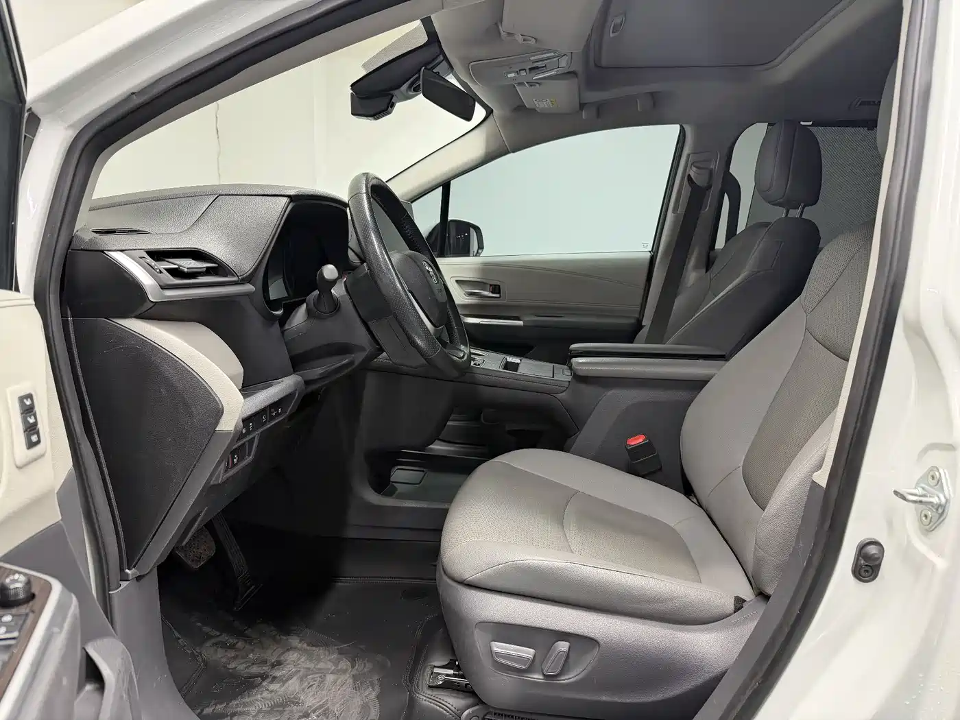 Toyota Granvia 2024 2.5L Hybrid Premium PLUS фото 5