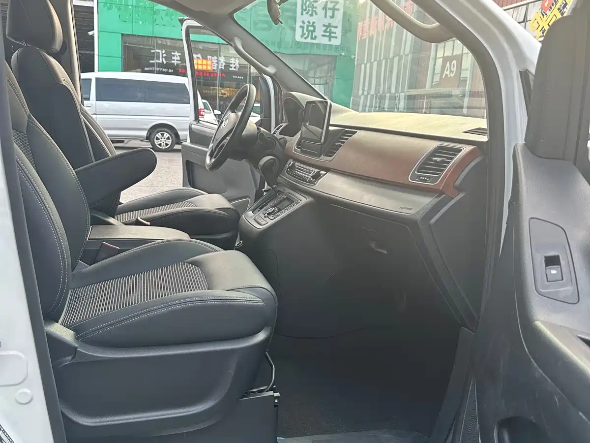 SAIC Maxus Maxus G10 2016 2.0T Automatic Executive Edition фото 10