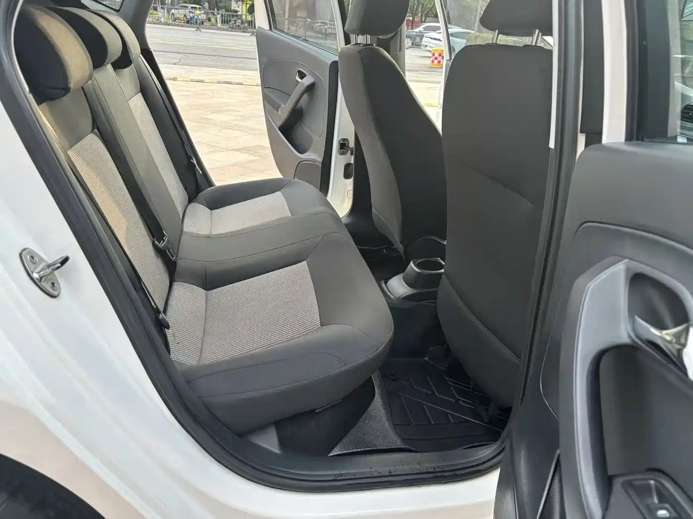 Volkswagen Polo 2016 1.4L Automatic Trend фото 16