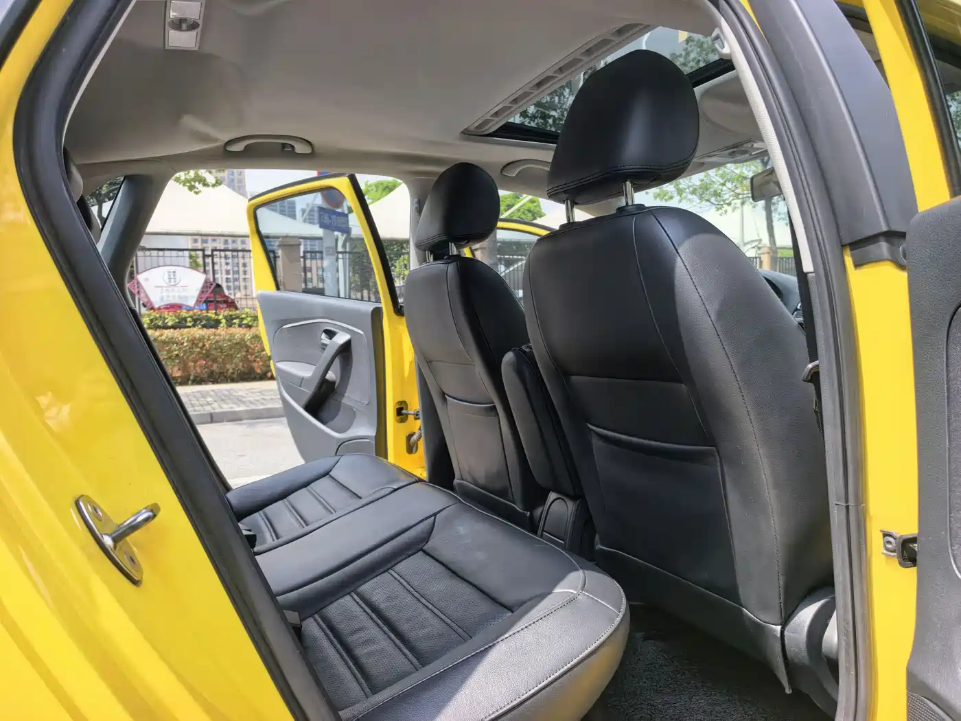 Volkswagen Polo 2014 1.6L Automatic Luxury Edition фото 8