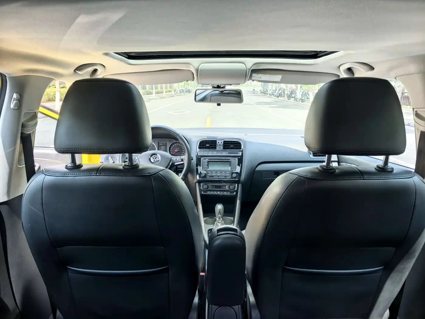 Volkswagen Polo 2014 1.6L Automatic Luxury Edition фото 18