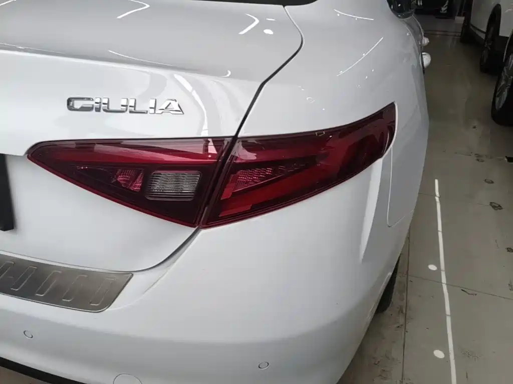 Alfa Romeo Giulia 2018 2017 2.0T 280HP Luxury Edition