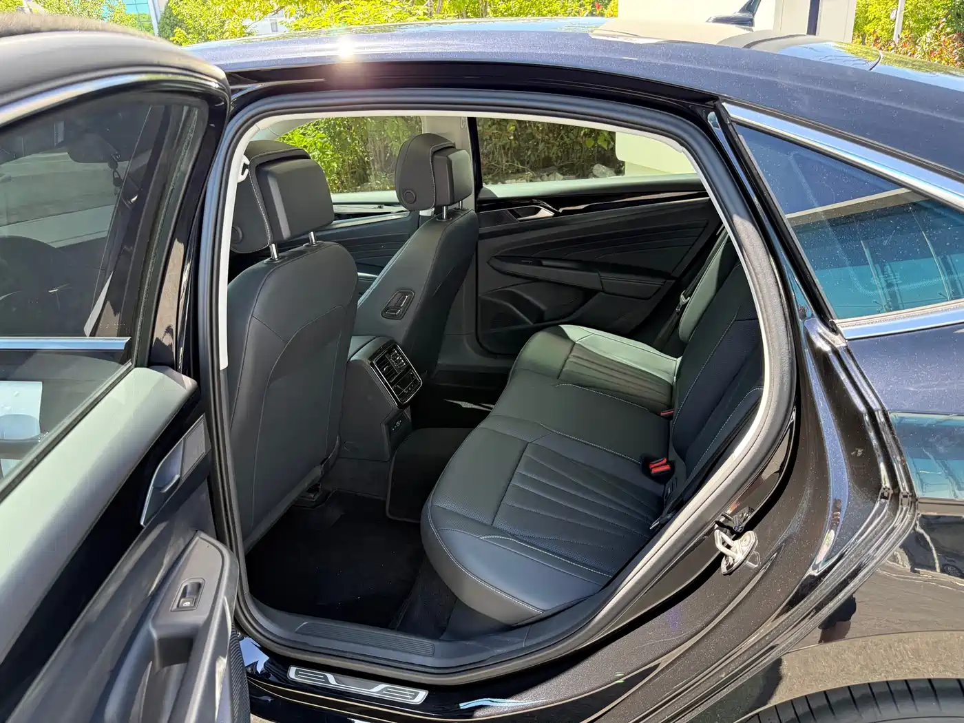 Volkswagen Passat 2024 380TSI Starlight Luxury Edition фото 14