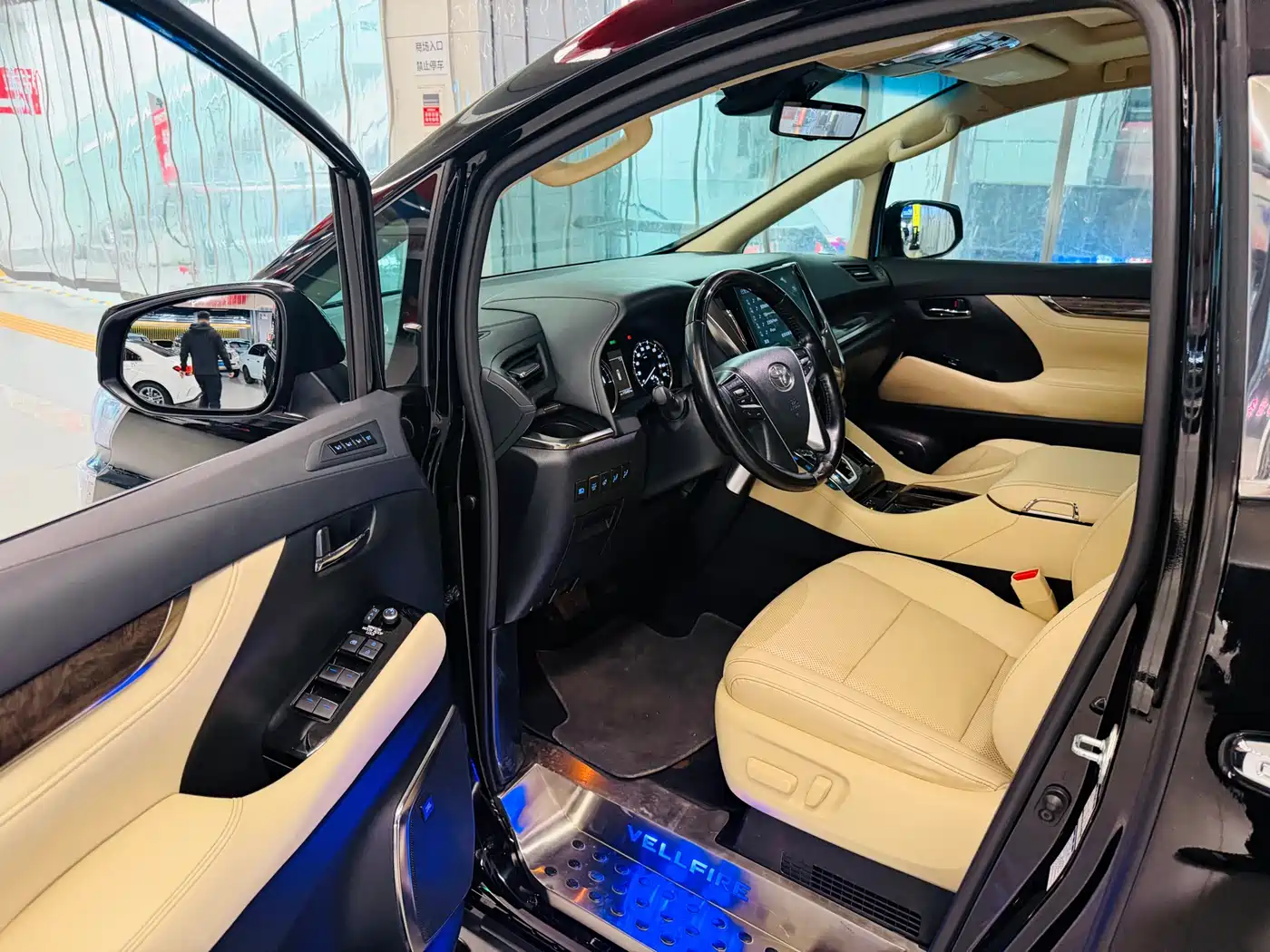 Toyota Vellfire 2021 Crown Hybrid 2.5L HV Premium Edition фото 3