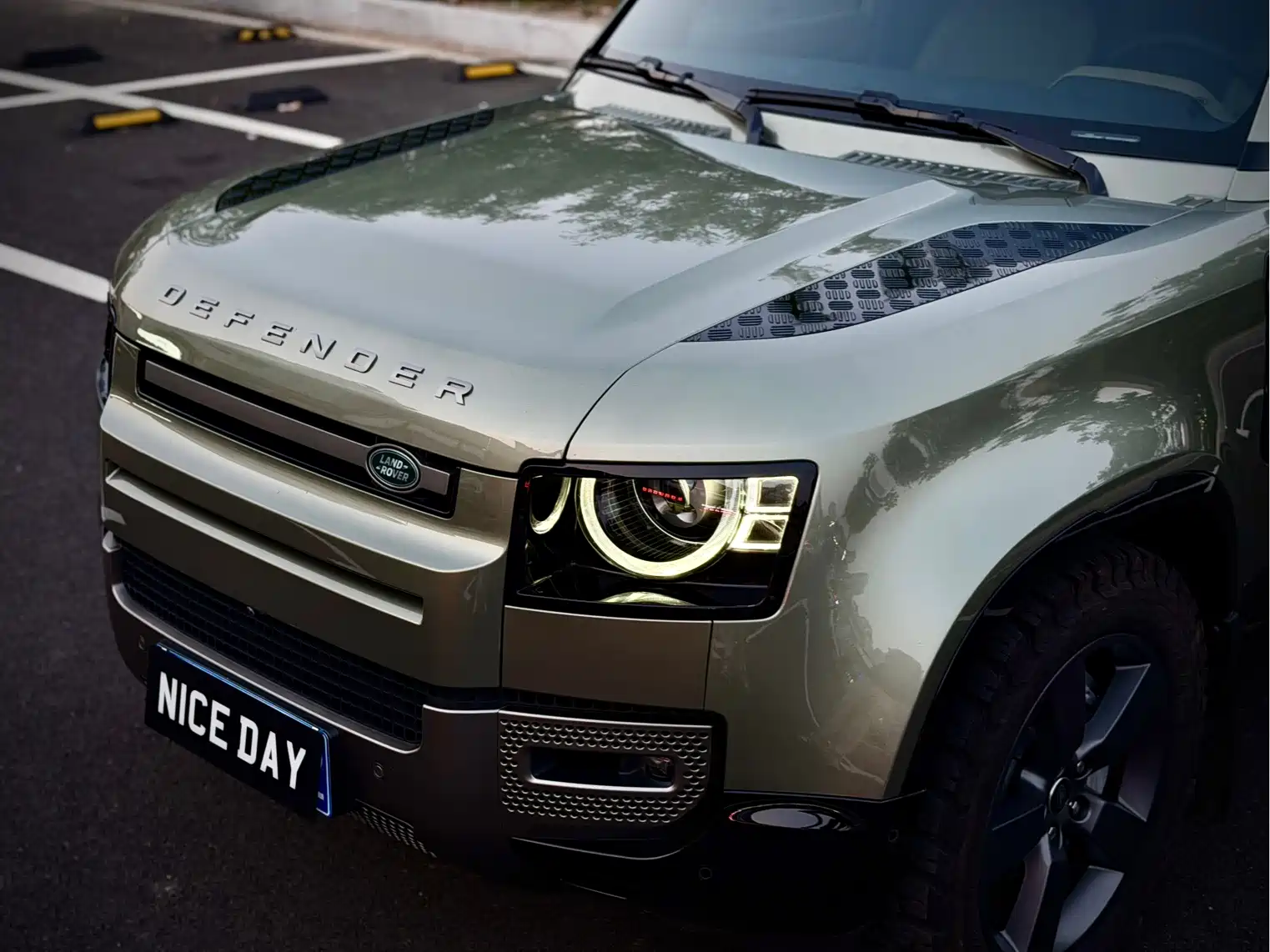 Photo 10 - Land Rover Defender