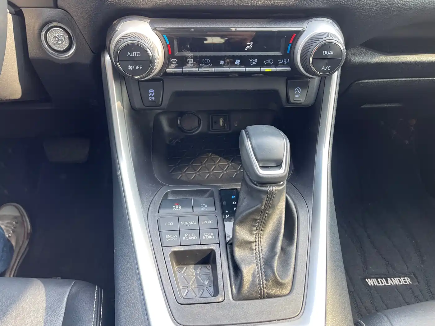 Toyota Wildlander 2022 2.0L CVT AWD Luxury Edition фото 26