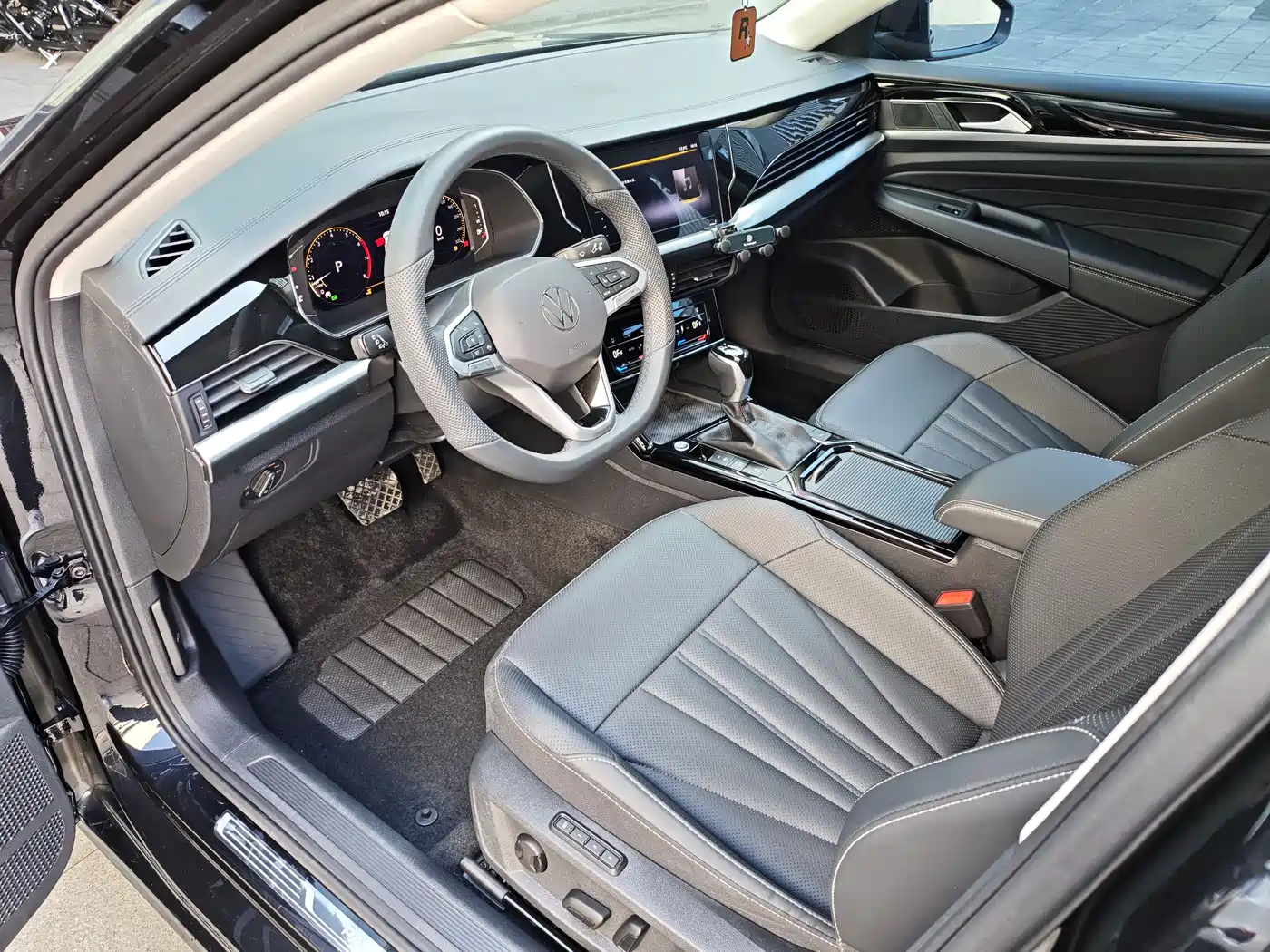 Volkswagen Passat 2025 Outstanding 380TSI Dragon Soaring Edition фото 11