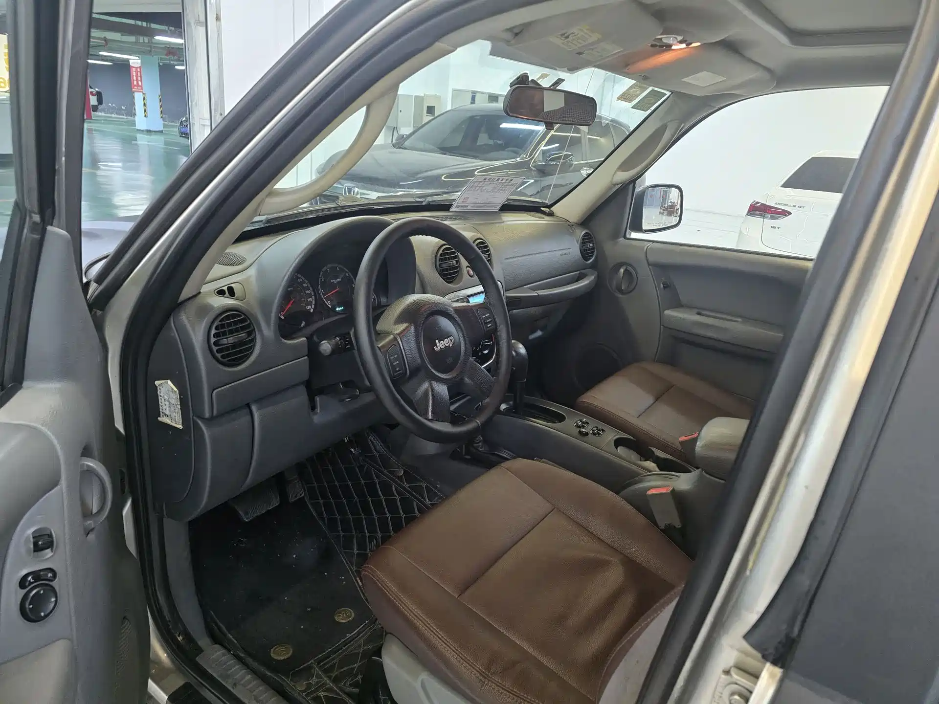 Фото 6 - Jeep Liberty