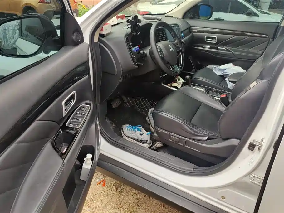 MITSUBISHI OUTLANDER