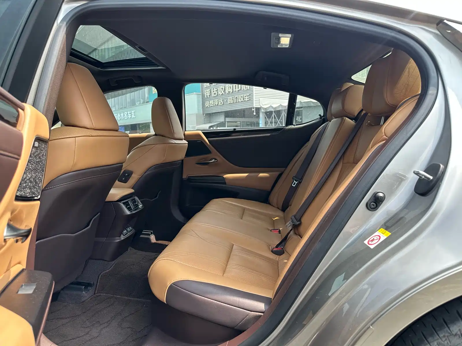 Фото 16 - Lexus ES