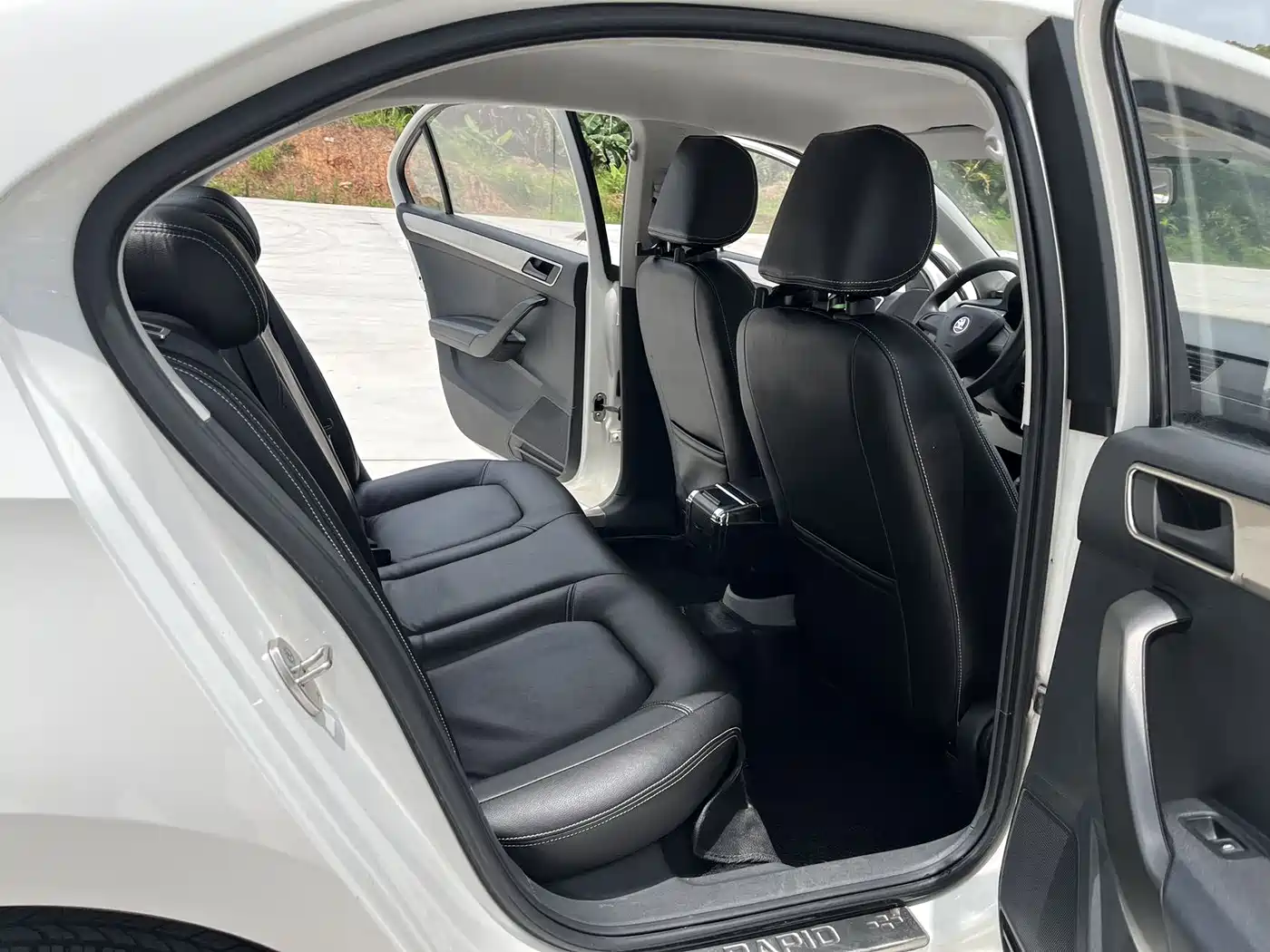 Škoda Rapid 2016 1.6L Manual Forward Edition фото 9
