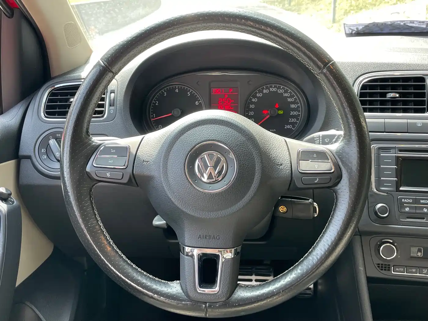 Volkswagen Polo 2012 1.6L Cross Polo AT фото 11