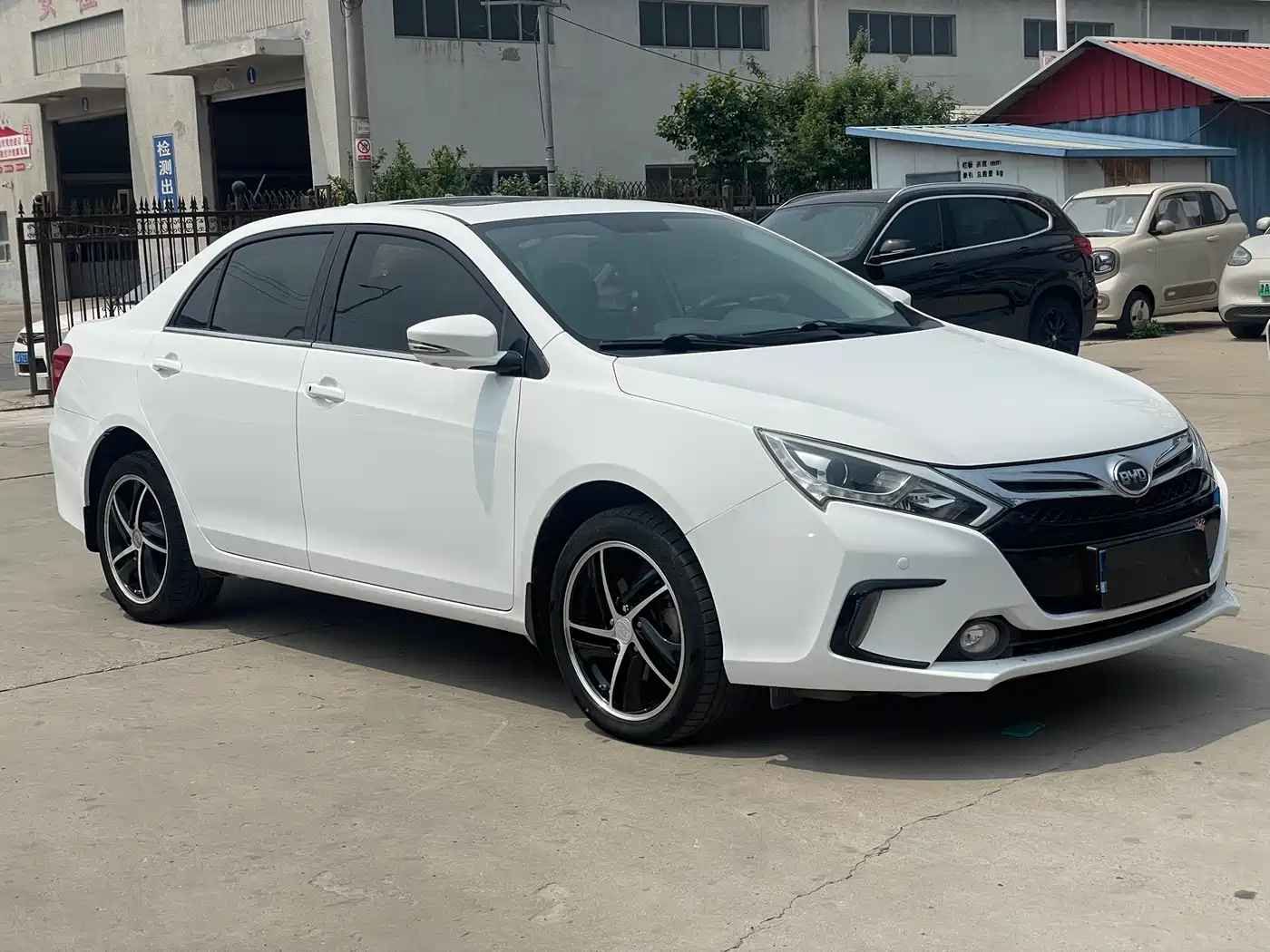 BYD Qin New Energy 2014 1.5T Cool Black Knight Flagship фото 3