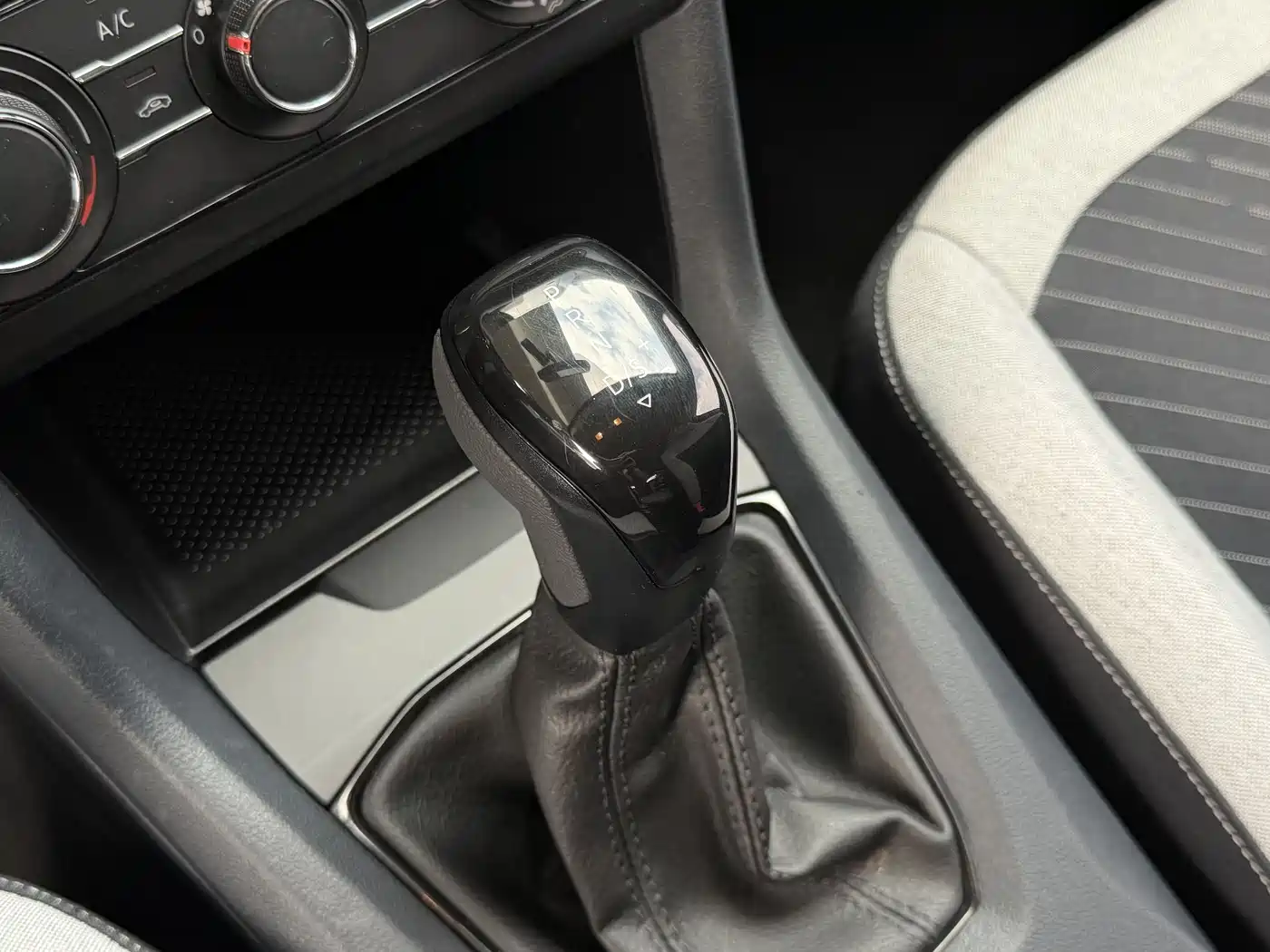 Volkswagen Tharu 2025 Model Rising Star 1.5L Advance Edition фото 10