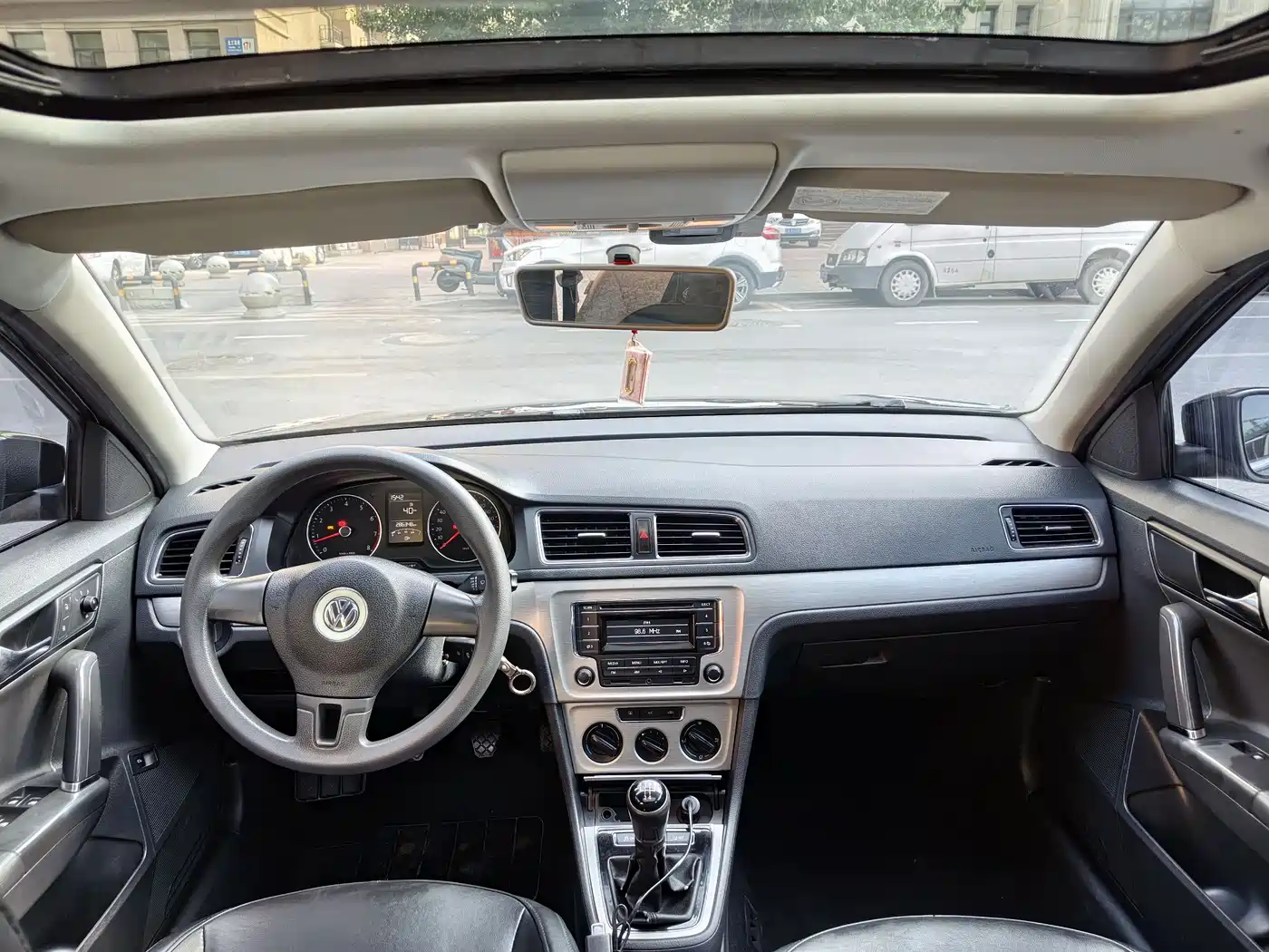 Volkswagen Lavida 2015 1.6L Manual Trend Edition фото 9