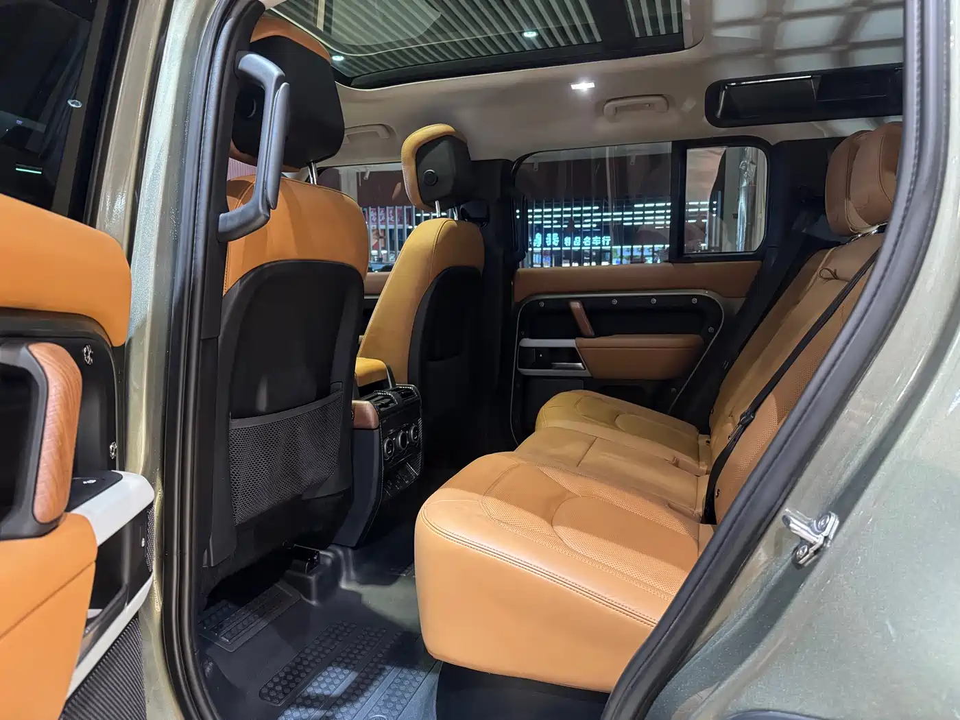 Land Rover Defender 2023 Model 110 3.0T P400 Dark Special Edition фото 9