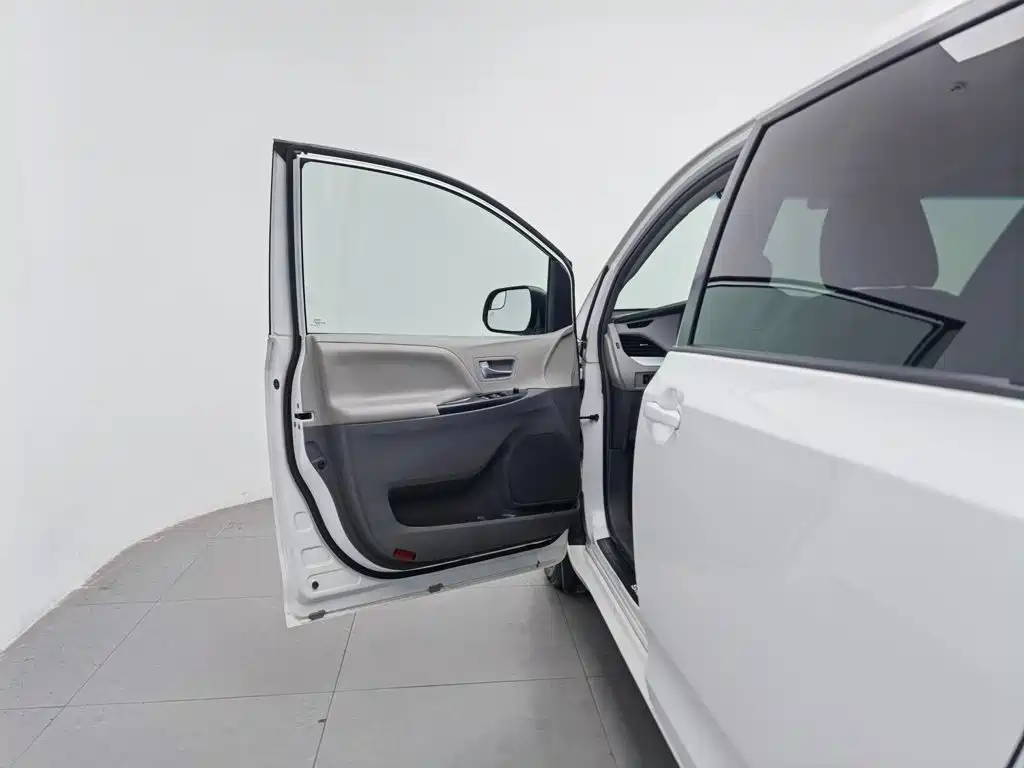 Toyota Sienna 2017 2016 Model 3.5L 2WD SE