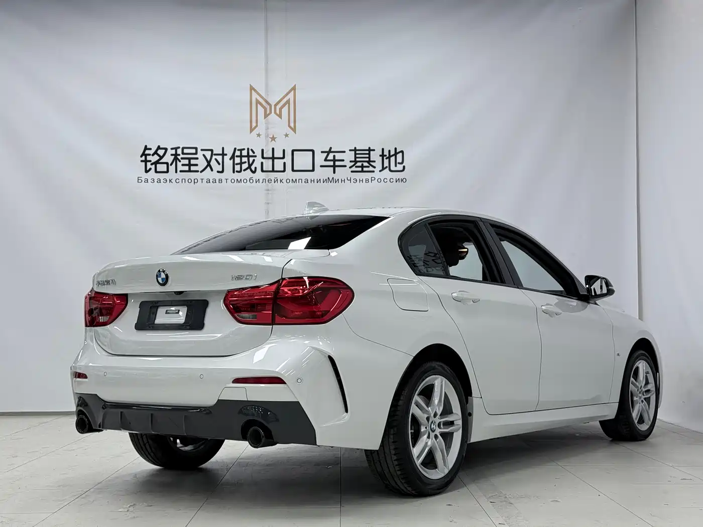 BMW 1 Series 2022 120i M Sport Shadow Edition фото 4