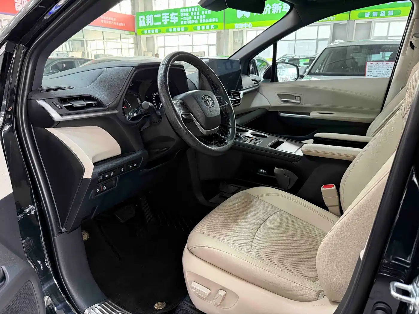 Toyota Sienna 2023 2.5L Hybrid Premium Edition фото 7