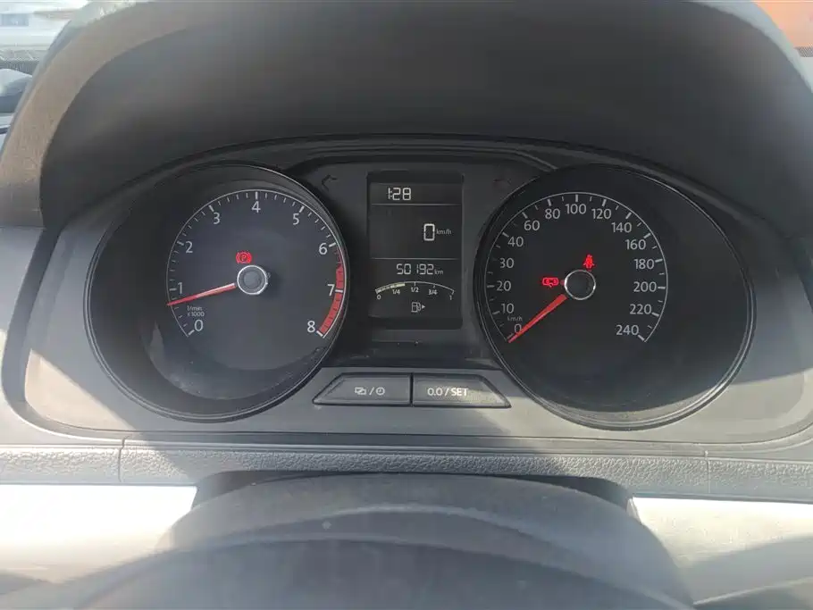 Volkswagen Lavida 2015 1.6L Manual Trend Edition фото 14