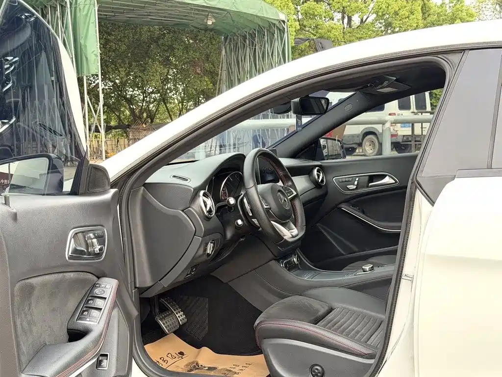 Mercedes-Benz CLA (Import) 2018 CLA 220 4MATIC фото 6