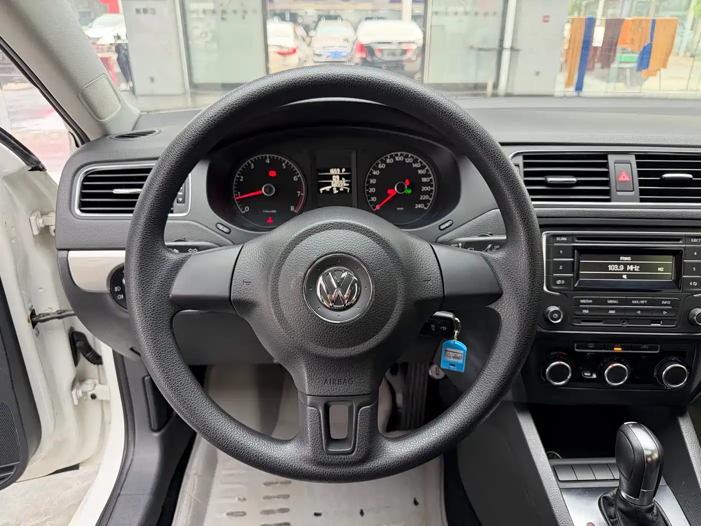 Volkswagen Sagitar 2012 1.6L Automatic Comfort Type фото 8