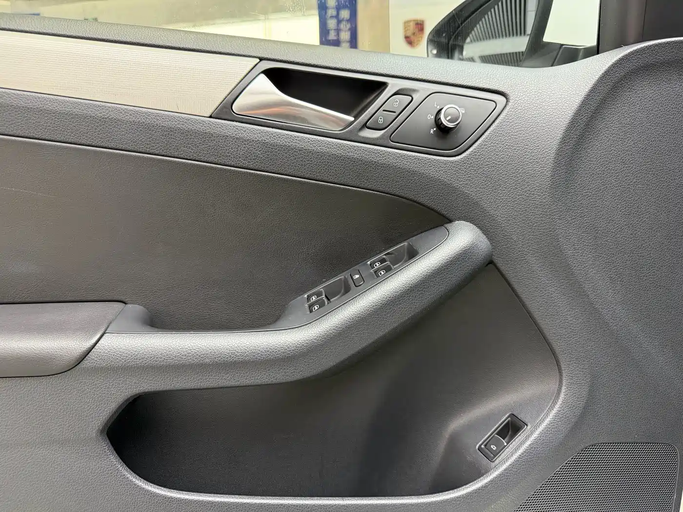Volkswagen Sagitar 2012 1.6L Automatic Comfort Type фото 3