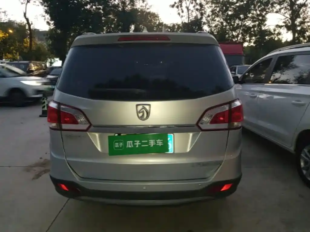 Baojun 730 2015 2014 1.5L Manual Luxury Navigation ESP Edition 7-Seater