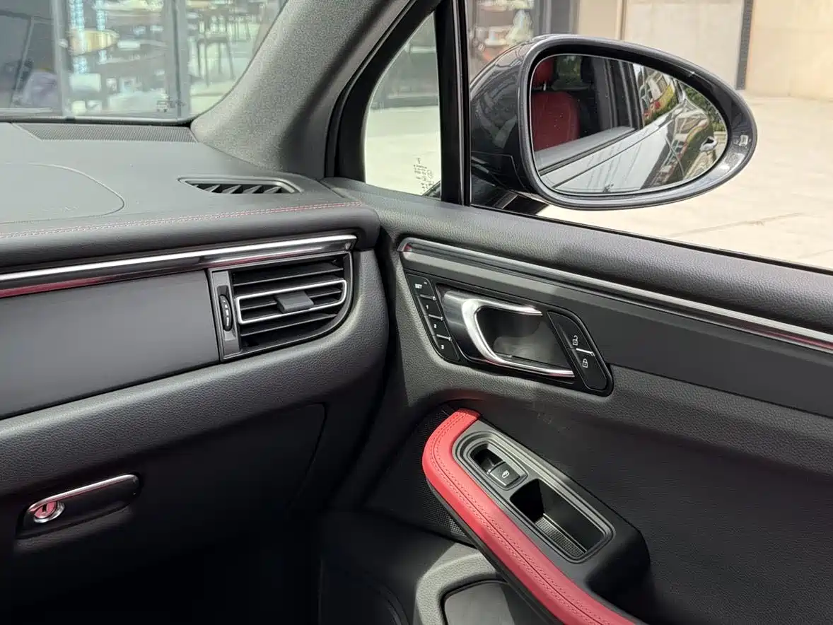 PORSCHE MACAN