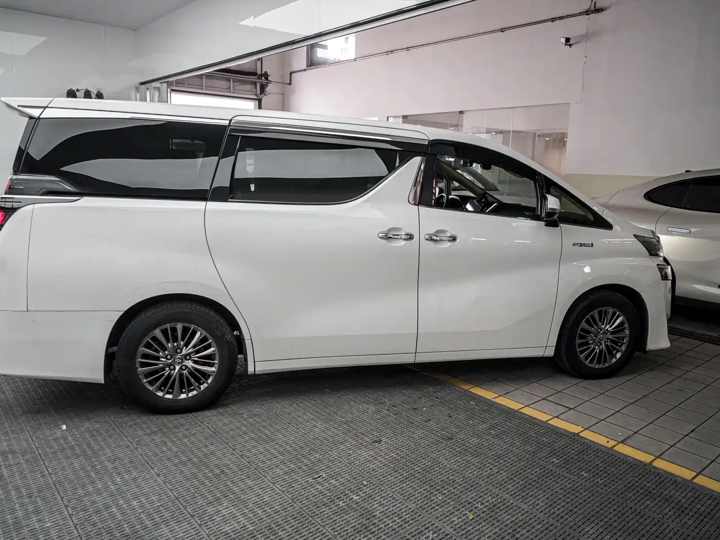 Toyota Vellfire 2021 Crown Hybrid 2.5L HV Premium Edition фото 7
