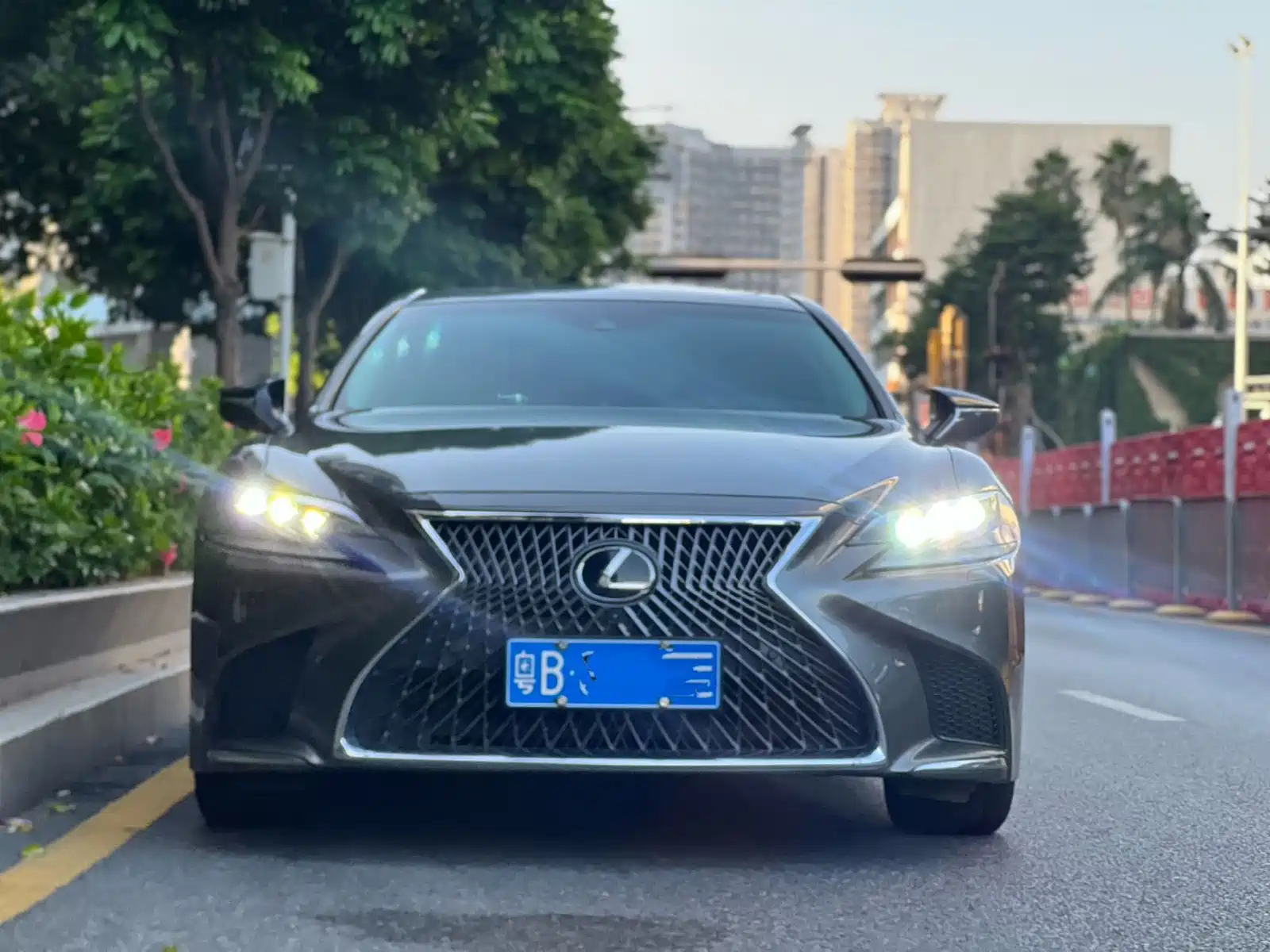 Фото 2 - Lexus LS
