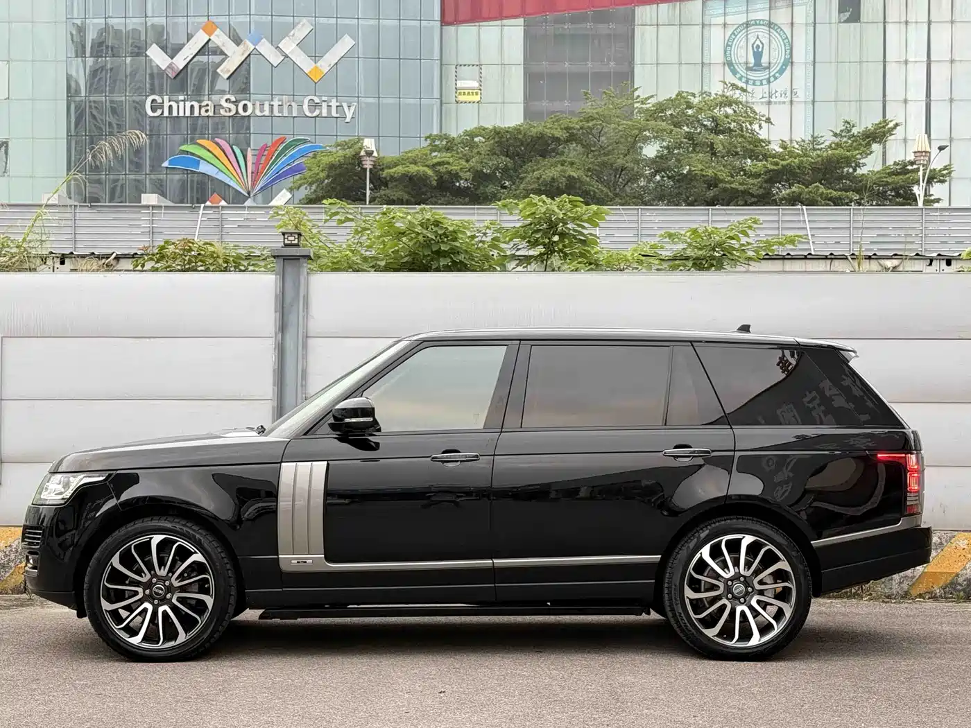 Land Rover Range Rover 2015 3.0 TDV6 Vogue SE Genesis Extended Edition фото 3
