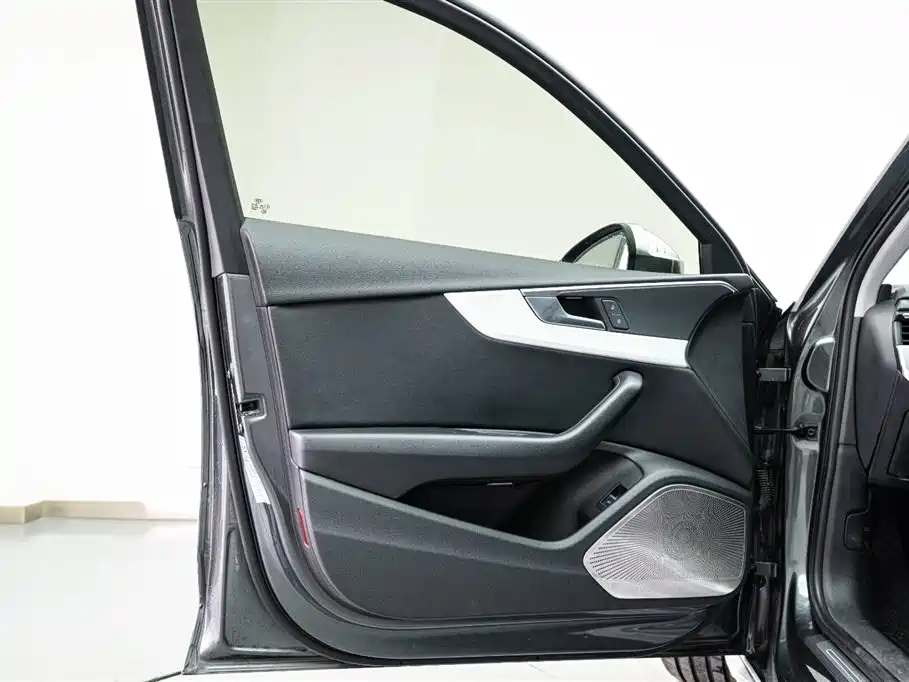 Фото 8 - Audi A4L