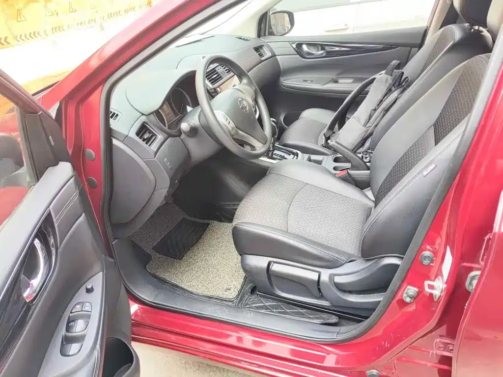 صورة 8 - Nissan Tiida