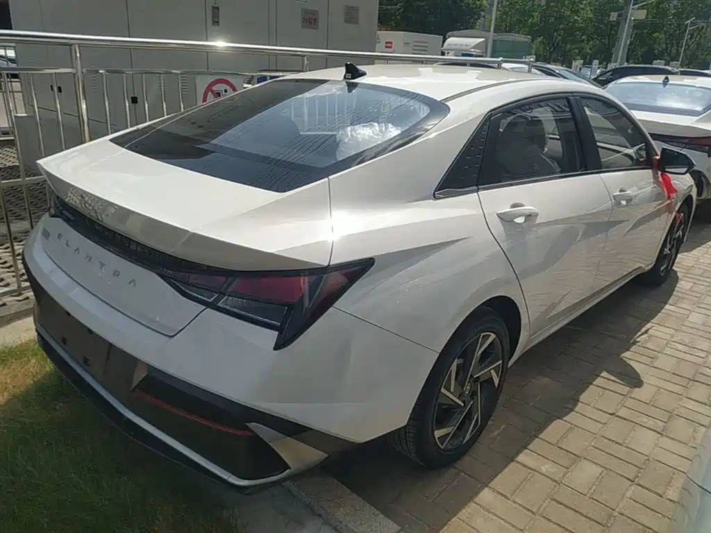 Hyundai Elantra 2023 1.5L CVT GLX Elite Edition фото 7