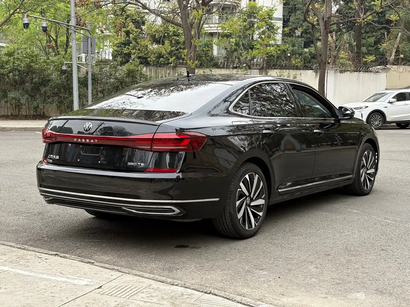 Volkswagen Passat 2024 380TSI Luxury фото 17