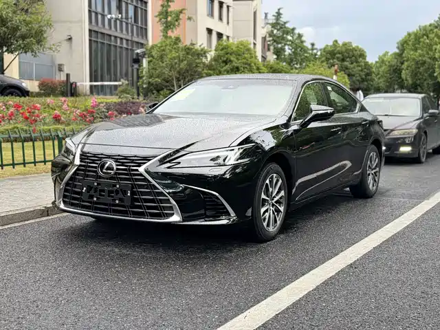 Lexus ES 2025 200 Ultimate Edition